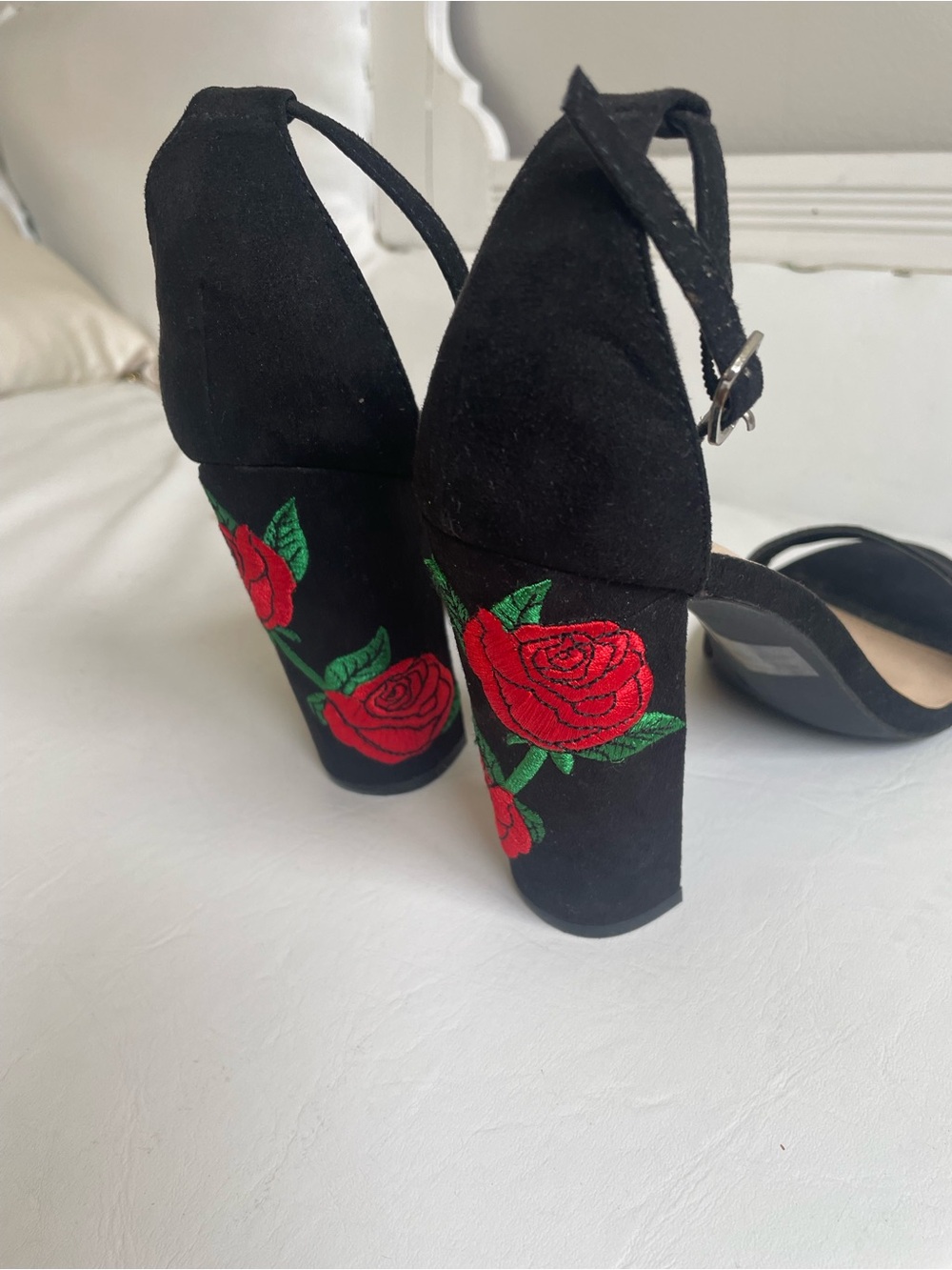 BLACK FAUX SUEDE OPEN TOE BLOCK HEELS RED ROSE GREEN STEM DETAIL WILD DIVA SHOE - Picture 7 of 9